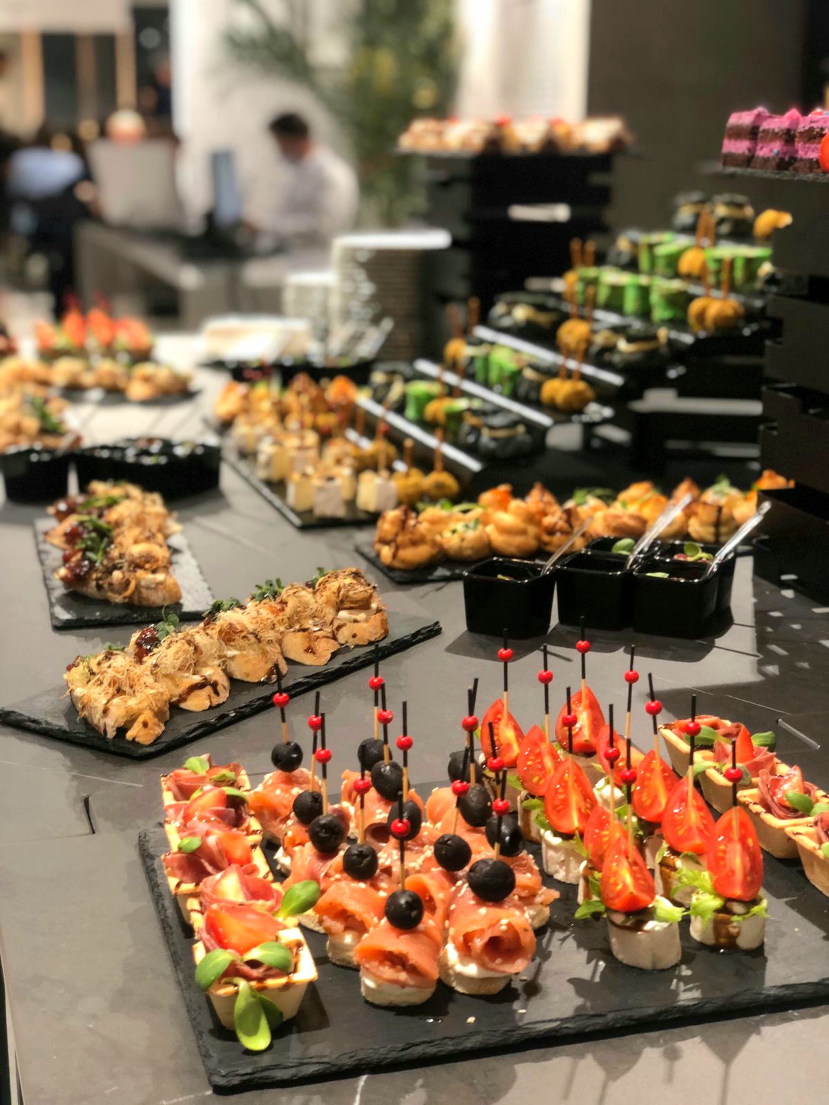 Сытный фуршетный сет на 12-15 персон - 1790 р/чел | CaterMe Санкт ...