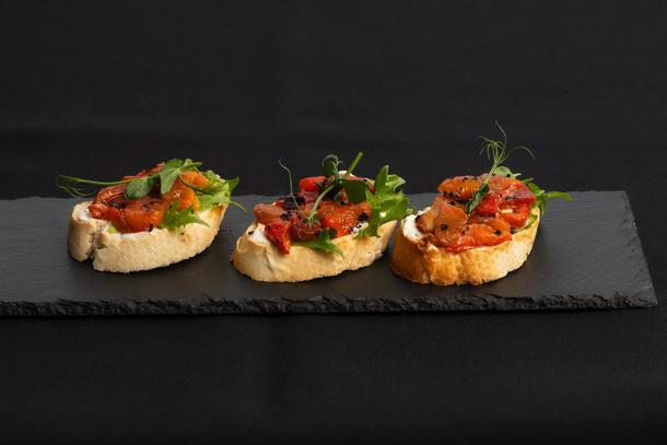 Брускетта с запечённым сладким перцем и творожным кремом Брускетта с запечённым сладким перцем и творожным кремом