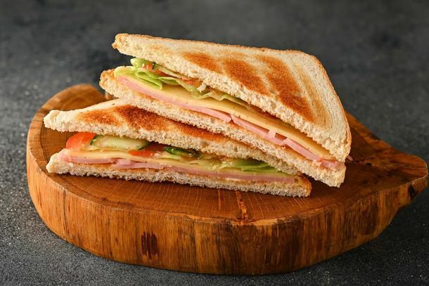 Сэндвич с сыром и ветчиной