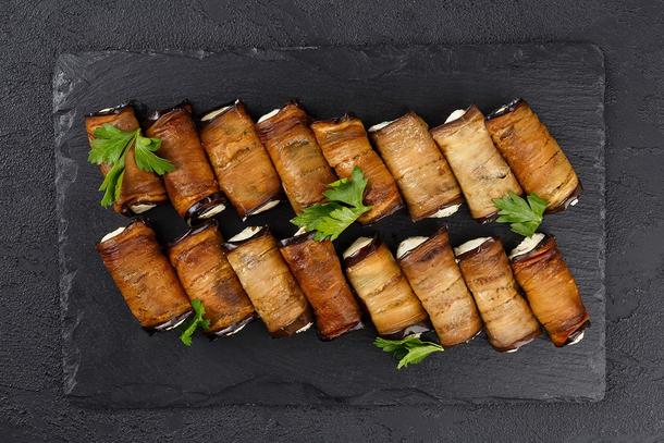 Рулетики из баклажан с сыром и грецким орехом