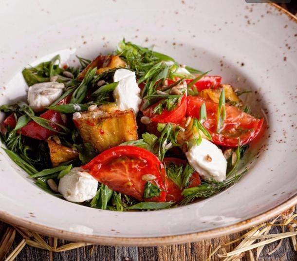 Салат с хрустящими баклажанами, рукколой и сливочным сыром Салат с хрустящими баклажанами, рукколой и сливочным сыром