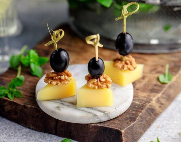 Канапе с сыром и грецким орехом Канапе с сыром и грецким орехом