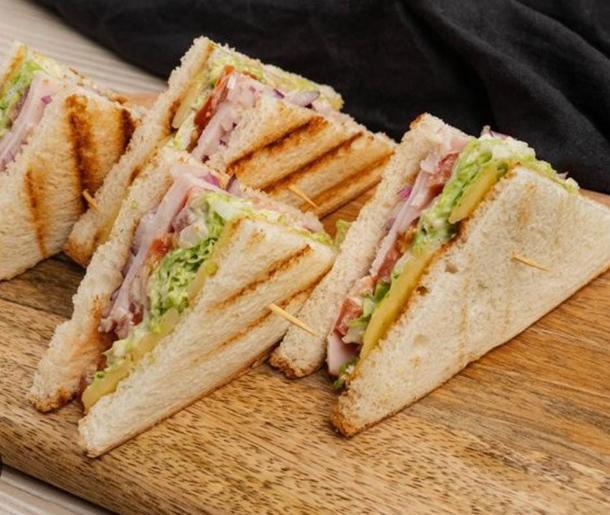 Мини сэндвич с сыром и ветчиной Мини сэндвич с сыром и ветчиной