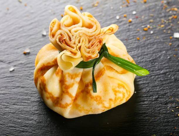 Жульен в блинном мешочке с курицей и грибами Жульен в блинном мешочке с курицей и грибами