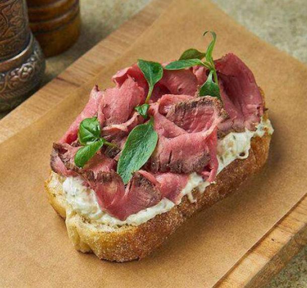 Брускетта с ростбифом Брускетта с ростбифом