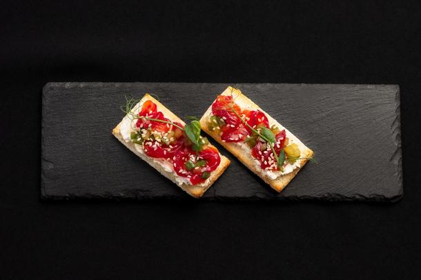 Бриошь с лососем Гравлакс, творожным сыром - 50 грамм Бриошь с лососем Гравлакс, творожным сыром - 50 грамм