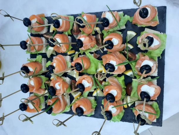 Канапе с лососем, сливочным сыром и лимончиком Канапе с лососем, сливочным сыром и лимончиком