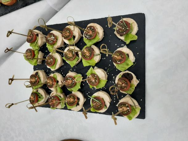 Канапе с куриным рулетиком и помидоркой черри Канапе с куриным рулетиком и помидоркой черри