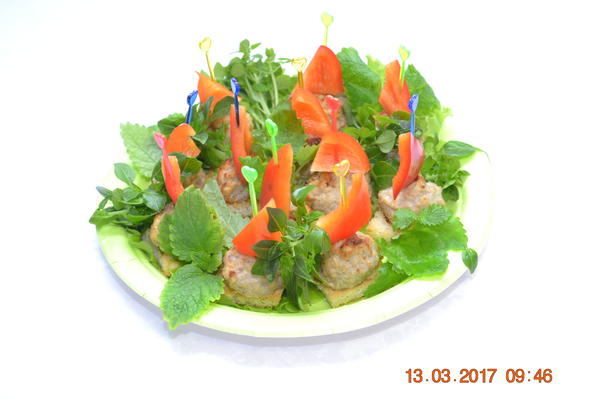 Канапе с мини котлетками и красным перчиком Канапе с мини котлетками и красным перчиком