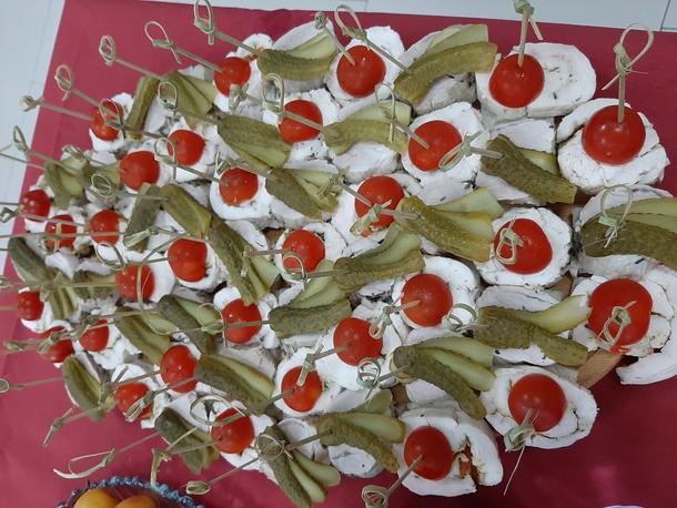 Канапе с домашней бужениной и корнишоном Канапе с домашней бужениной и корнишоном