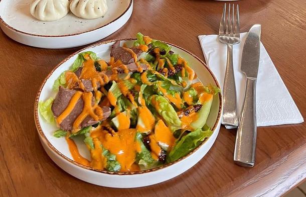 Салат с говядиной "Брискет" и перечным соусом