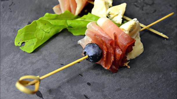 Канапе с вяленым мясом, сыром Дор Блю и голубикой Канапе с вяленым мясом, сыром Дор Блю и голубикой