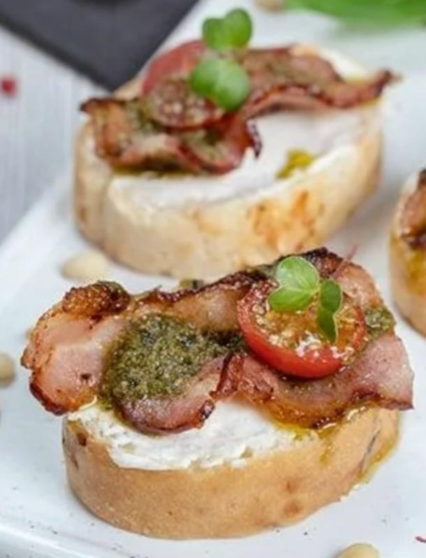 Тапас с хрустящим беконом и оливками