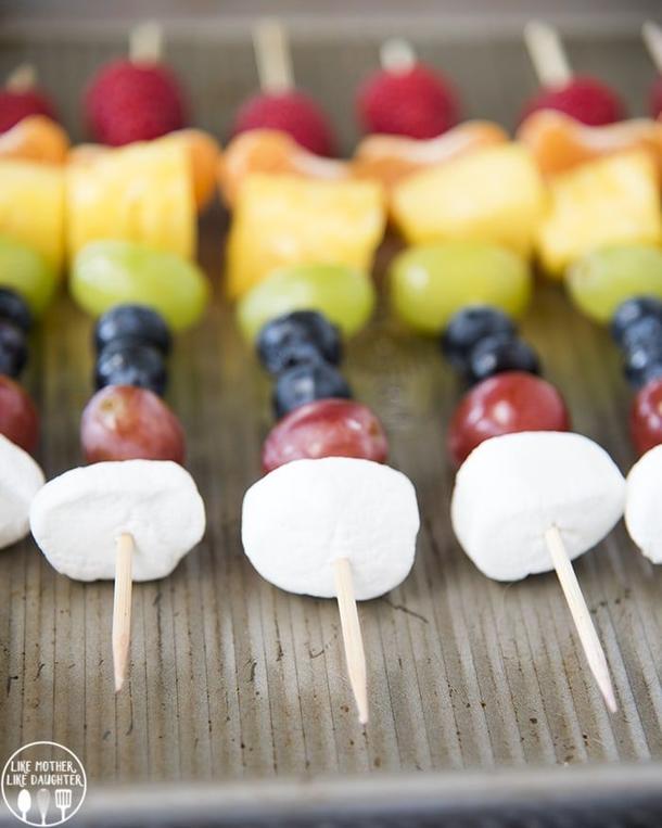Шашлычок из сезонных фруктов с маршмеллоу