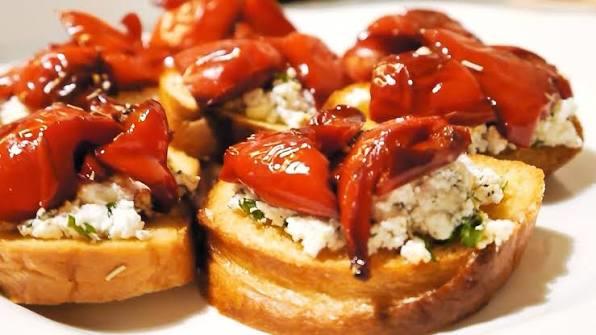 Брускетта с творожным сыром, печеным перцем и Рукколой Брускетта с творожным сыром, печеным перцем и Рукколой