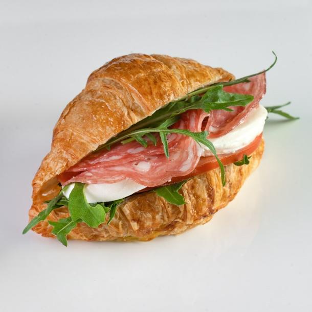 Мини круассан с салями и моцареллой Мини круассан с салями и моцареллой