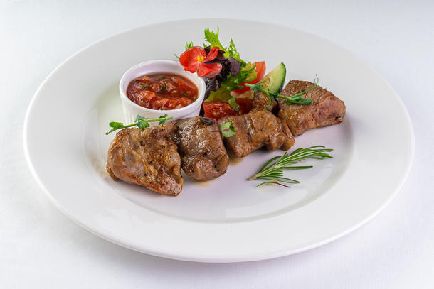 Шашлык из свинины с овощами и соусом "сацебели" Шашлык из свинины с овощами и соусом "сацебели"