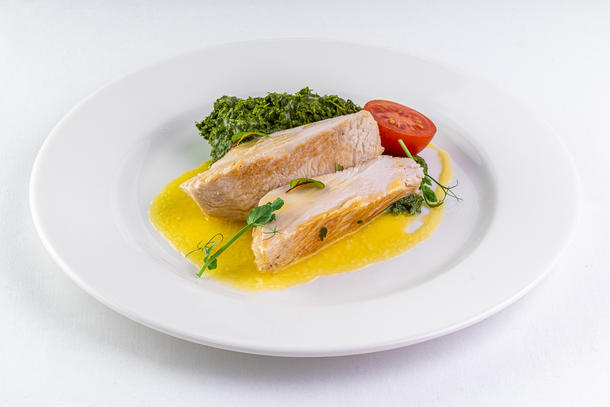 Томленая грудка индейки на подушке из шпината Томленая грудка индейки на подушке из шпината