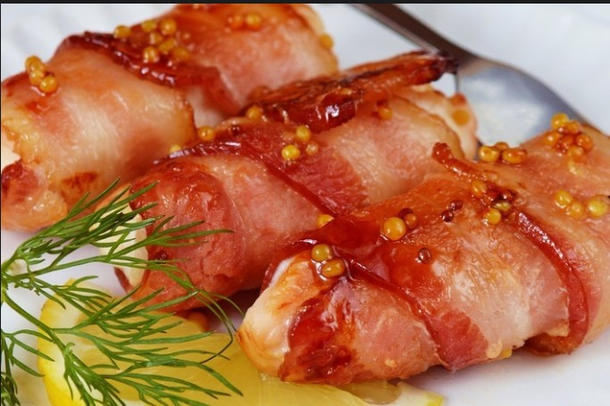 Лосось с беконом и красной икрой Лосось с беконом и красной икрой