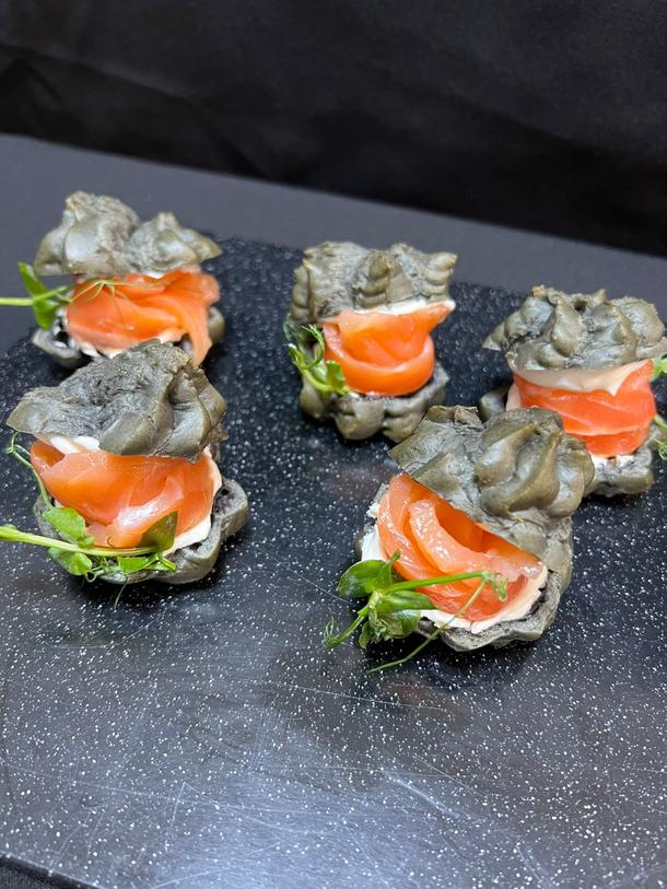 Профитроли с лососем с/c и крем-чизом