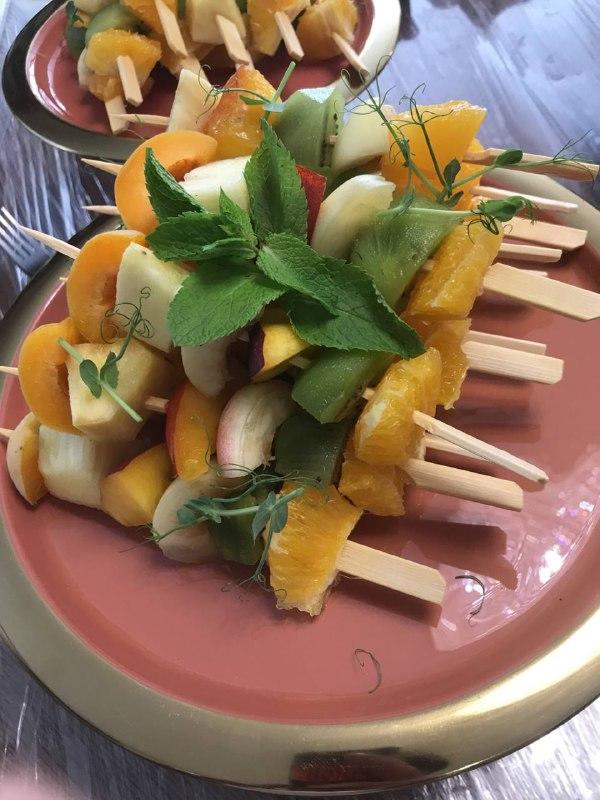 Фрукты и ягоды на шпажке – ананас, мандарин, виноград, киви