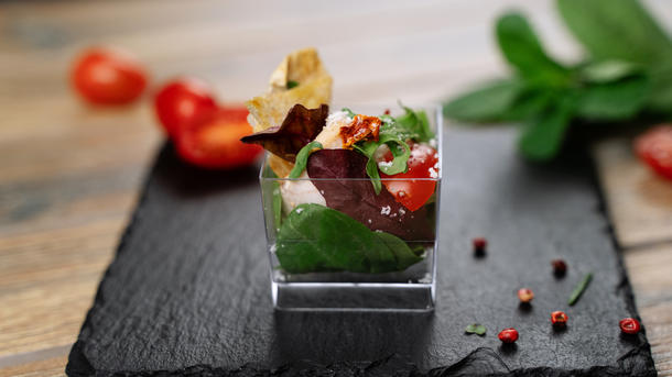 Цезарь с куриным филе, песто и острыми чипсами из лаваша