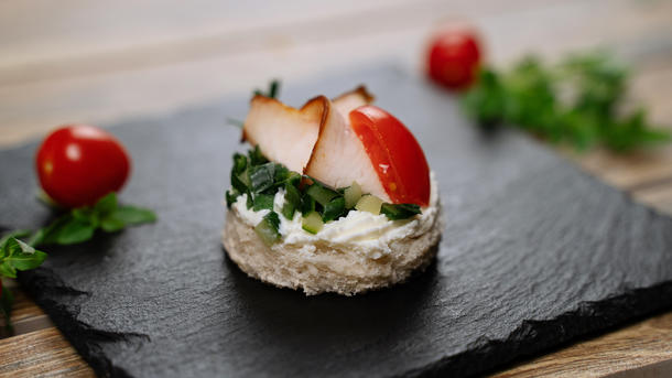Брускетта с копченой курицей и татаром из огурца Брускетта с копченой курицей и татаром из огурца