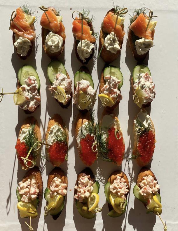 Сет из рыбных закусок с икрой (20 шт.)