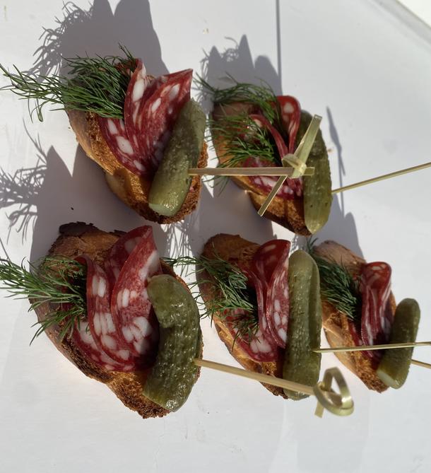 Канапе мясное с маринованным огурчиком Канапе мясное с маринованным огурчиком