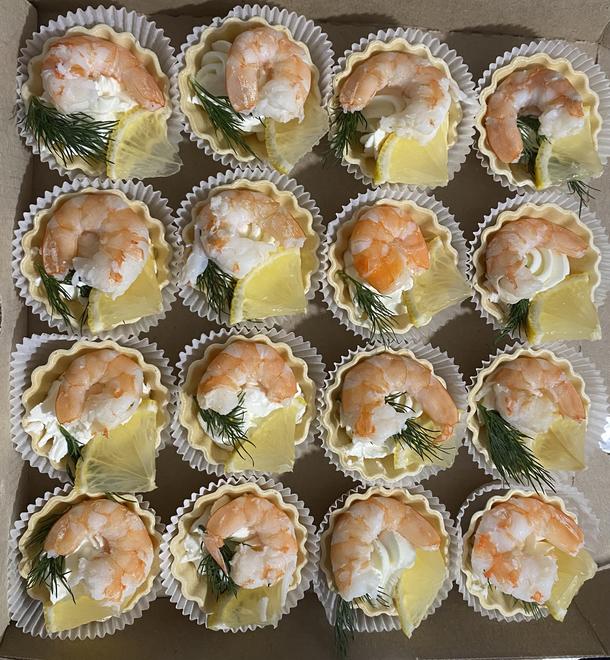 Тарталетка со сливочным сыром, зеленью и креветкой (2 шт.)