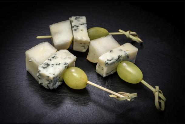 Канапе сыр с виноградом, медом и орехом Канапе сыр с виноградом, медом и орехом