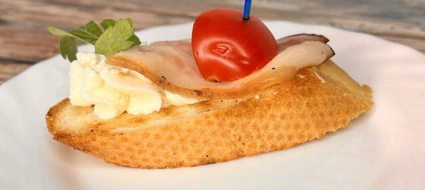Брускета с беконом и черри