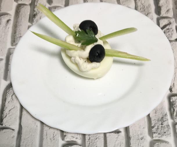 Закуска из печени трески в яйце с сельдереем и маслинами Закуска из печени трески в яйце с сельдереем и маслинами