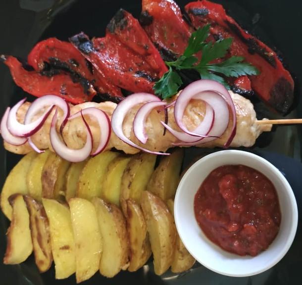 Шашлык из филе куры с картофелем айдахо и овощами гриль Шашлык из филе куры с картофелем айдахо и овощами гриль