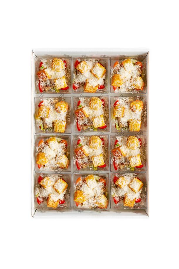 Салаты Цезарь с куриным бедром