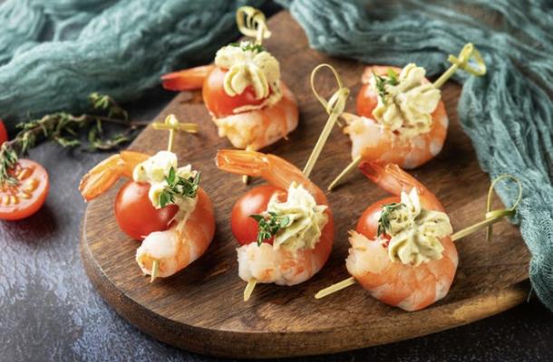 Канапе с креветкой на томате Черри и сырным муссом
