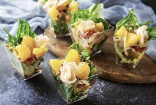 Салат с курицей, апельсином и тропическим соусом Салат с курицей, апельсином и тропическим соусом