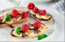 Брускетта с нутеллой, бананом и малиной