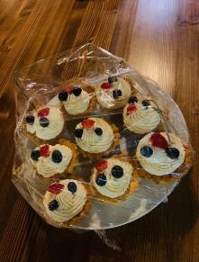 Песочные корзиночки с ягодами и заварным кремом