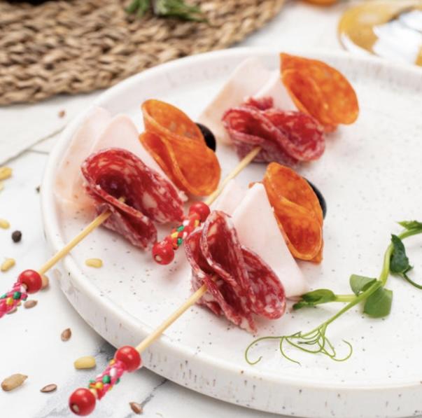 Мясное ассорти на шпажке с оливкой Мясное ассорти на шпажке с оливкой