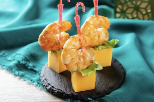 Канапе с креветкой и чеддером