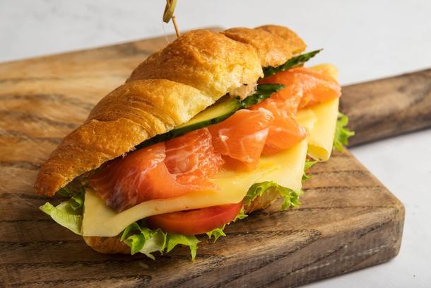 Круассан с лососем и сливочным сыром с зеленью
