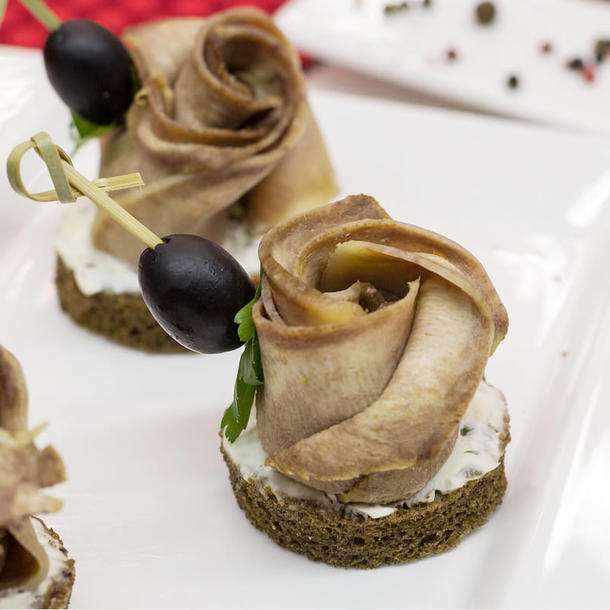 Канапе с языком sous-vide, рукколой и сливочным хреном