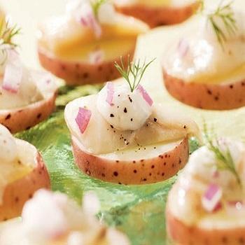 Канапе с палтусом х/к на дольке картофеля и каперсами