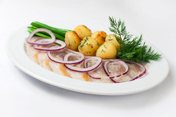 Пряная сельдь с картофелем беби и маринованным красным луком