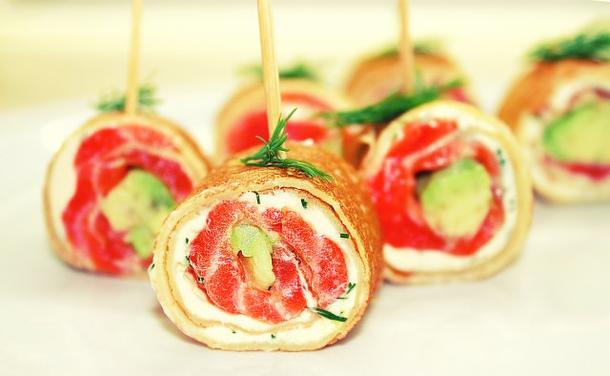 Блинчики с маринованным лососем, чиз-кремом и томатами конфи
