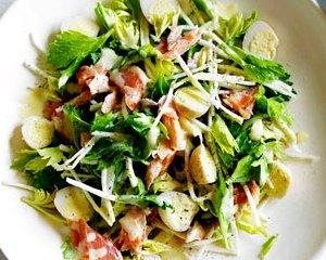Салат с копченым цыпленком, запеченым картофелем, корнишонами и перепелиным яйцом под соусом Шеф-повара