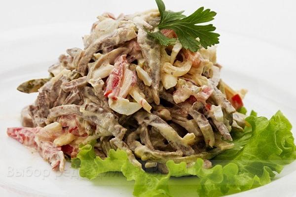 Шеф-салат с языком, запеченым картофелем, томатами черри, перепелиным яйцом и соусом от Шеф-повара