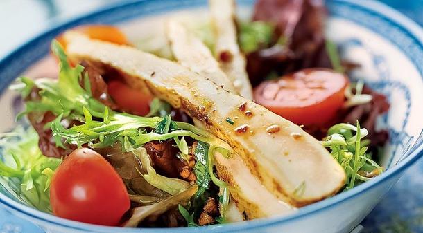 Салат с цыпленком Souse-Vide, жареными грибами, овощами гриль и сладким чили