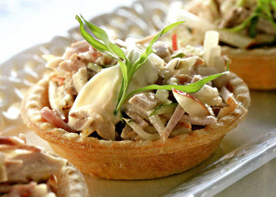 Салат "Картье" с цыпленком, жареными грибами и печеными овощами